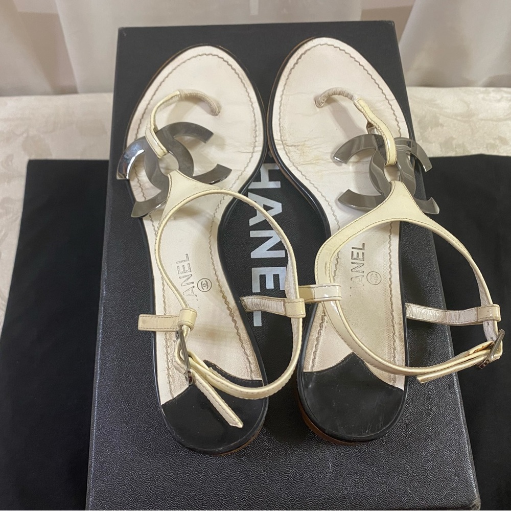 🆕 Chanel CC oversized Logo Thong Sandals 🩴 - Picture 4 of 7